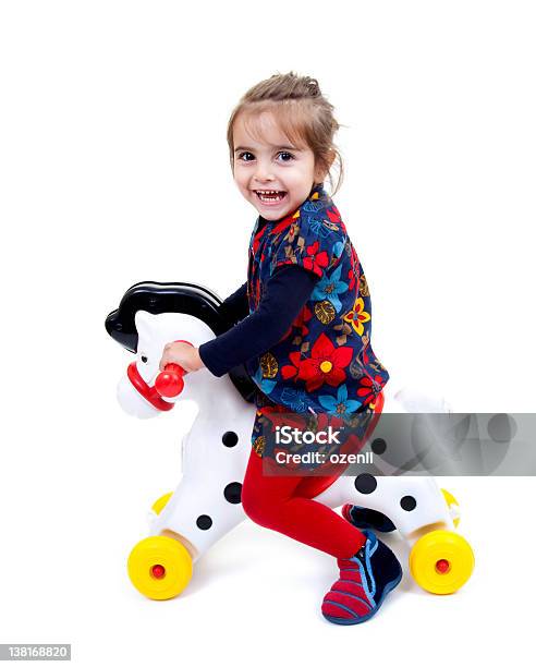 Bambina Equitazione Cavallo Di Legno - Fotografie stock e altre immagini di Bambine femmine - Bambine femmine, Bambino, Bambino dell'asilo