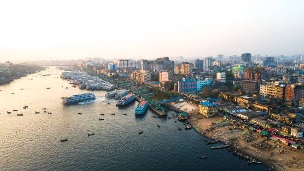 vista aérea de la bahía de bengala de la ciudad de dhaka. - vuelo ceremonial fotografías e imágenes de stock