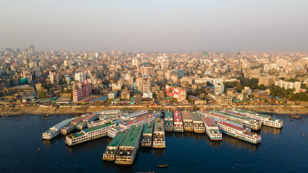 vista aérea de la terminal de lanzamiento de sadarghat dhaka bangladesh. horizonte de la ciudad de dhaka - vuelo ceremonial fotografías e imágenes de stock