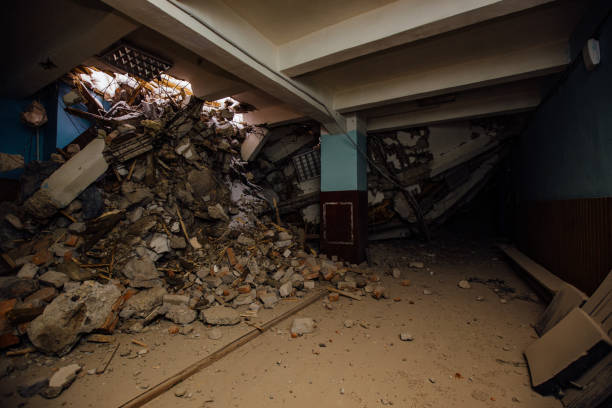 bâtiment en ruine. conséquences d’une catastrophe, d’une guerre ou d’une démolition - demolition derby photos et images de collection