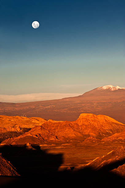 전체 상현달 있는 상현달 밸리, 아타카마, 칠레 - textured stone desert majestic 뉴스 사진 이미지