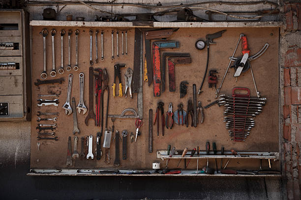 tool set hängen auf einem board - pegboard stock-fotos und bilder