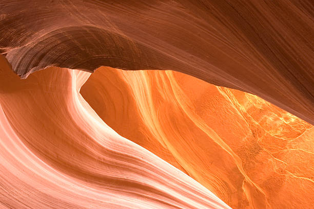Golden curvas de Piedra arenisca en Antelope Canyon - foto de stock