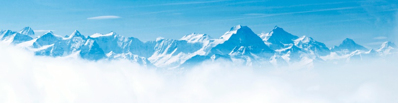 Panorama del paisaje de montaña con nieve alpes photo