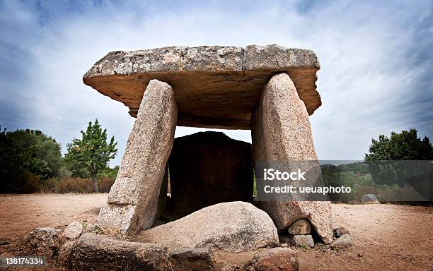 Photo libre de droit de Dolmen banque d'images et plus d'images libres de droit de Antique - Antique, Arbre, Archéologie