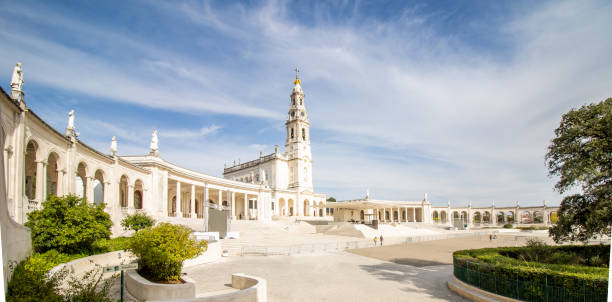 monumental ensemble of the sanctuary and the basilica of our lady of fatima. - fatima imagens e fotografias de stock