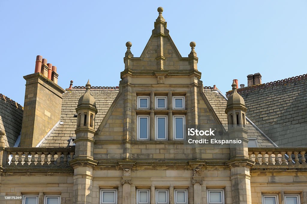 Oferta en el último piso con Chimneypots y Gable - Foto de stock de Embrujado libre de derechos