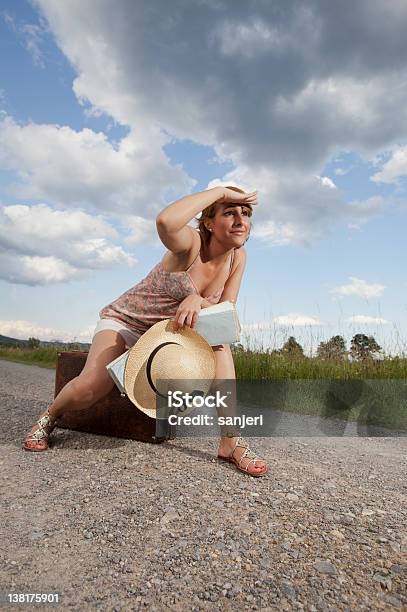 Jovem Mulher Com Mala Em Estrada - Fotografias de stock e mais imagens de 20-24 Anos - 20-24 Anos, Adulto, Ao Ar Livre