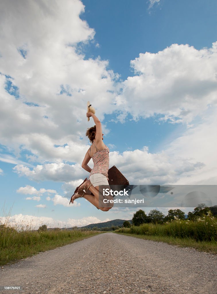 Ragazza salto sulla strada - Foto stock royalty-free di 20-24 anni