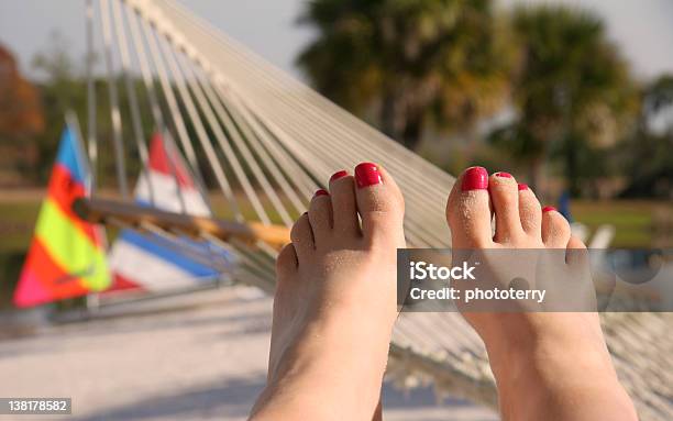 Pezinhos - Fotografias de stock e mais imagens de Adulto - Adulto, Ao Ar Livre, Areia