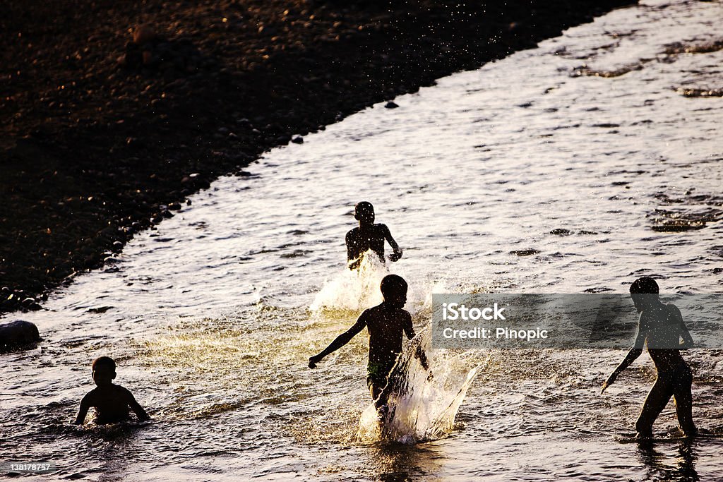 Crianças brincando no rio do Omo - Foto de stock de Criança royalty-free
