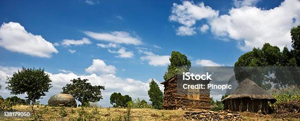 Foto de Na Rural E Granary No Sul Da Etiópia e mais fotos de stock de Adobe - Adobe, Armazém de grãos, Beleza natural - Natureza