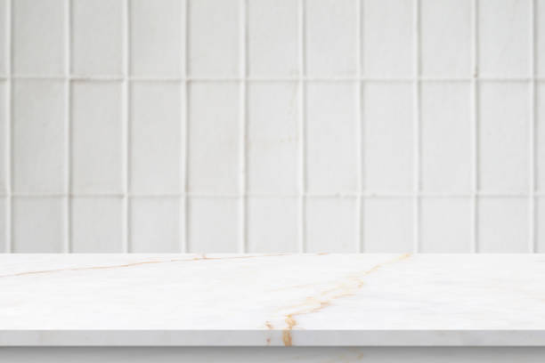 ぼかしタイルの壁の浴室の背景と空の白い大理石のテーブルトップ - tiled floor tile floor marble ストックフォトと画像