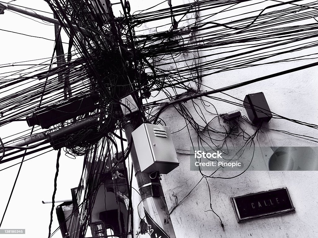 Tempos Modernos-telefone, electricidade vara e transferências eletrônicas - Foto de stock de Cabo de alta-tensão royalty-free