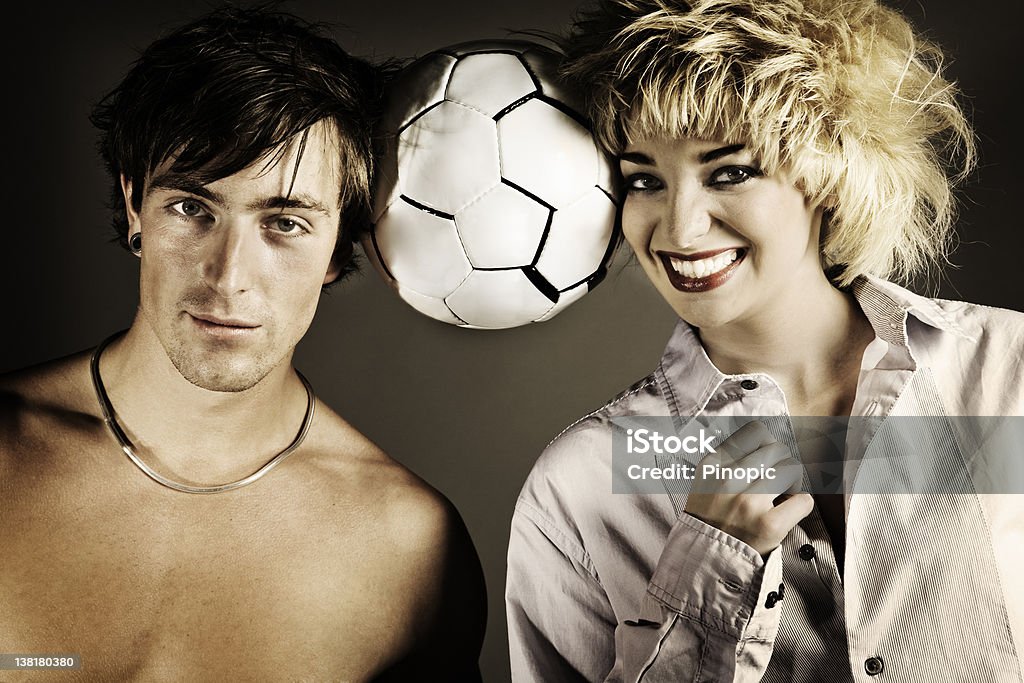 Pareja divirtiéndose con una pelota de fútbol - Foto de stock de 20 a 29 años libre de derechos