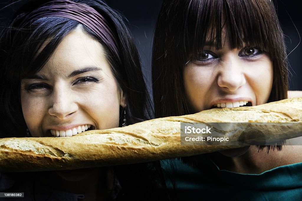 Garotas comendo um pedaço de pão francês - Foto de stock de Comer royalty-free