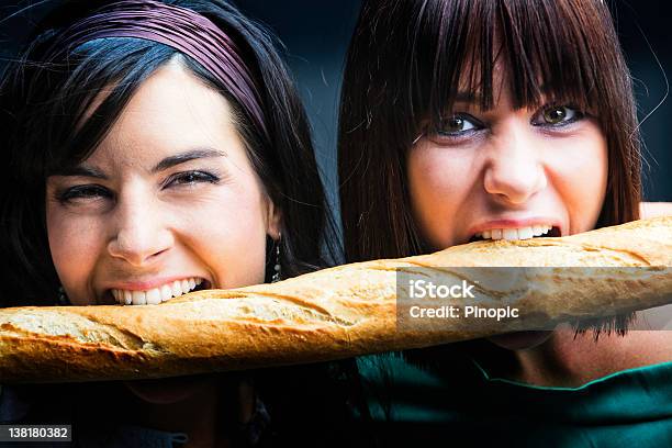 Foto de Garotas Comendo Um Pedaço De Pão Francês e mais fotos de stock de Comer - Comer, Baguete, Mulheres