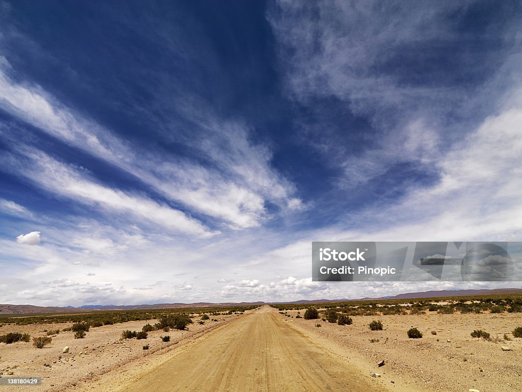 Dramatischer Himmel und Straße in der Wüste - Lizenzfrei Abenteuer Stock-Foto