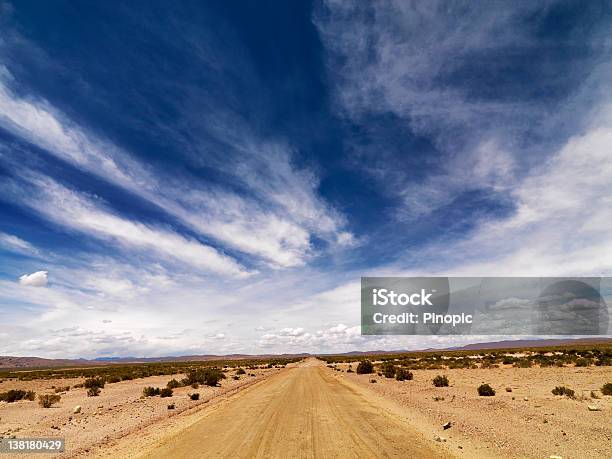 Cielo Minaccioso E Strada Nel Deserto - Fotografie stock e altre immagini di Assenza - Assenza, Avventura, Bellezza