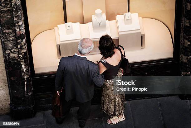 Coppia Guardare Le Vetrine - Fotografie stock e altre immagini di Guardare le vetrine - Guardare le vetrine, Relazione di coppia, 40-44 anni