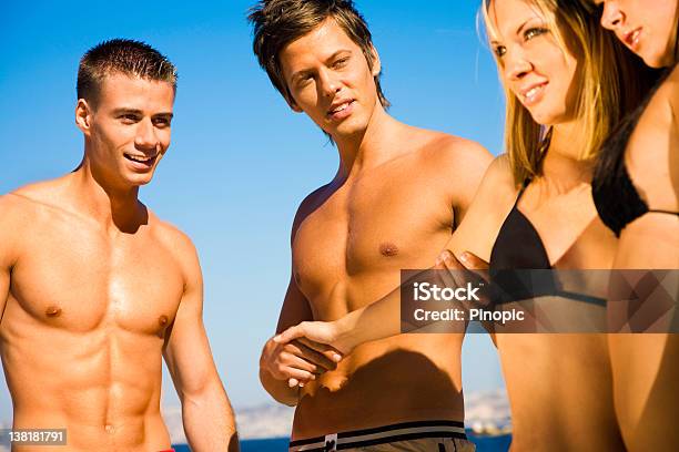 Chłopcy Z Datą Dziewczyny Na Plaży - zdjęcia stockowe i więcej obrazów Beach Party - Beach Party, Bikini, Blond włosy