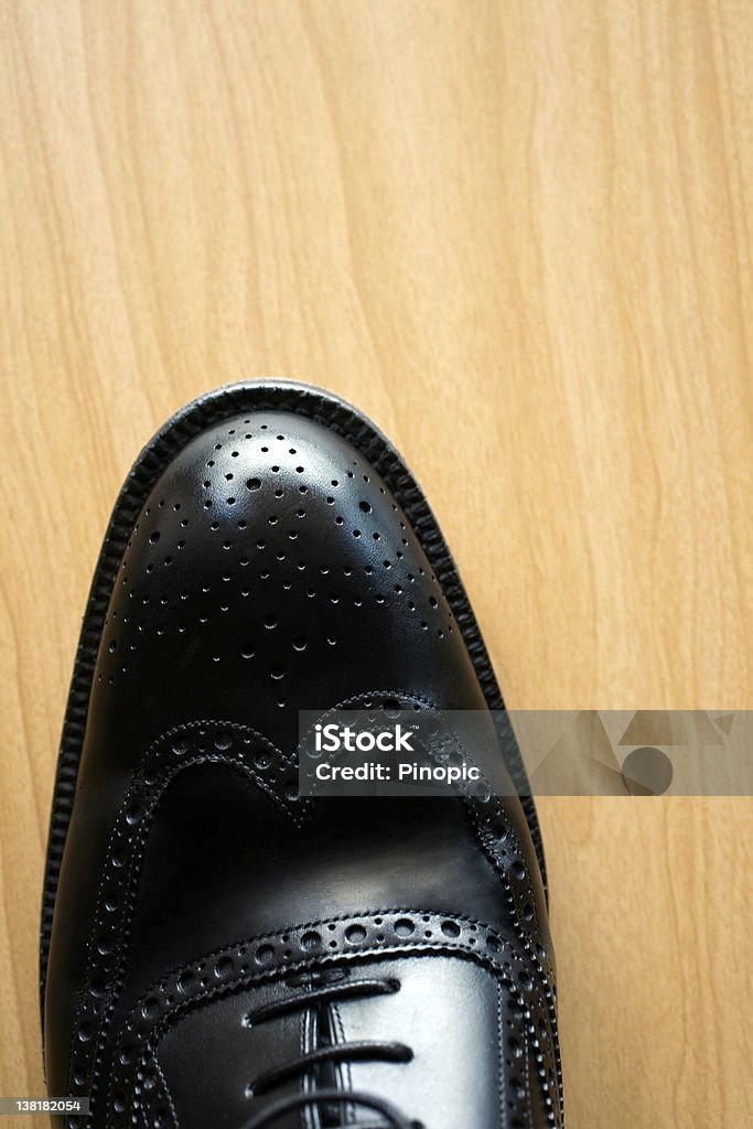 Antecedência para ter sucesso-usiness calçado com piso de madeira - Foto de stock de Bem vestido royalty-free