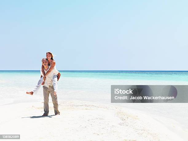 Brincalhão Casal - Fotografias de stock e mais imagens de Adulto - Adulto, Adulto maduro, Alegria