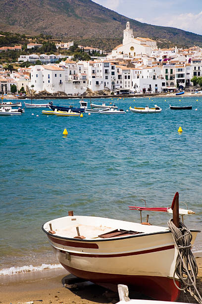 cadaques stadt und angeln boot - cadaques stock-fotos und bilder