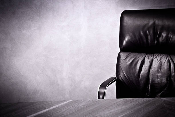 old negócios success- grande poltrona de couro e mesa - boardroom chairs - fotografias e filmes do acervo