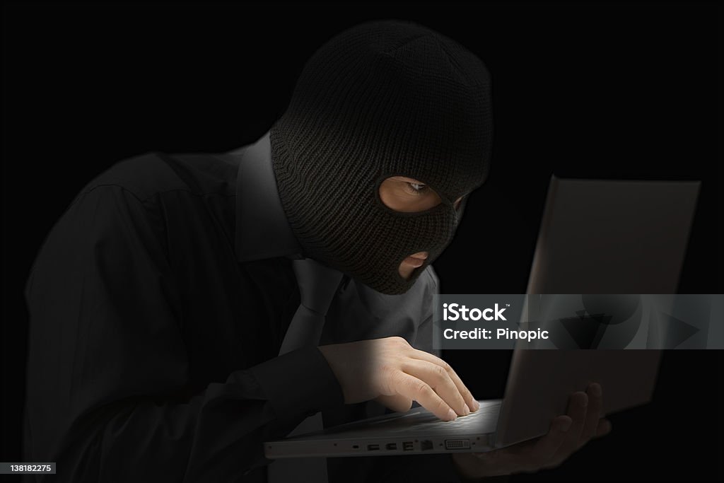 Hacking hombre en la noche - Foto de stock de Actividades bancarias libre de derechos