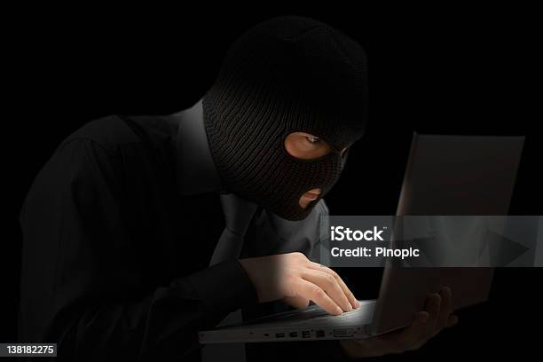 Hacking Hombre En La Noche Foto de stock y más banco de imágenes de Actividades bancarias - Actividades bancarias, Adulto, Archivo