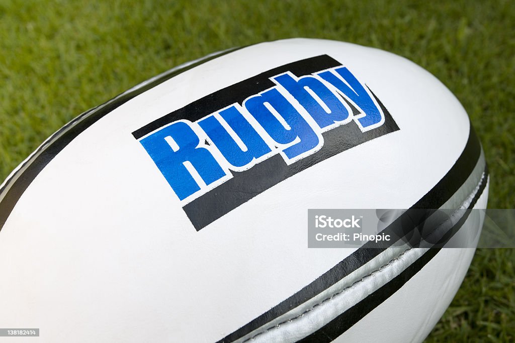 Pelota de Rugby sobre hierba - Foto de stock de Aire libre libre de derechos