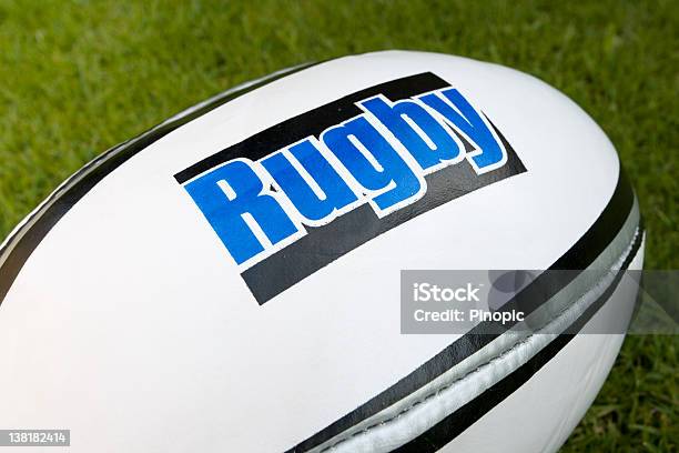 Pelota De Rugby Sobre Hierba Foto de stock y más banco de imágenes de Aire libre - Aire libre, Artículos deportivos, Blanco - Color