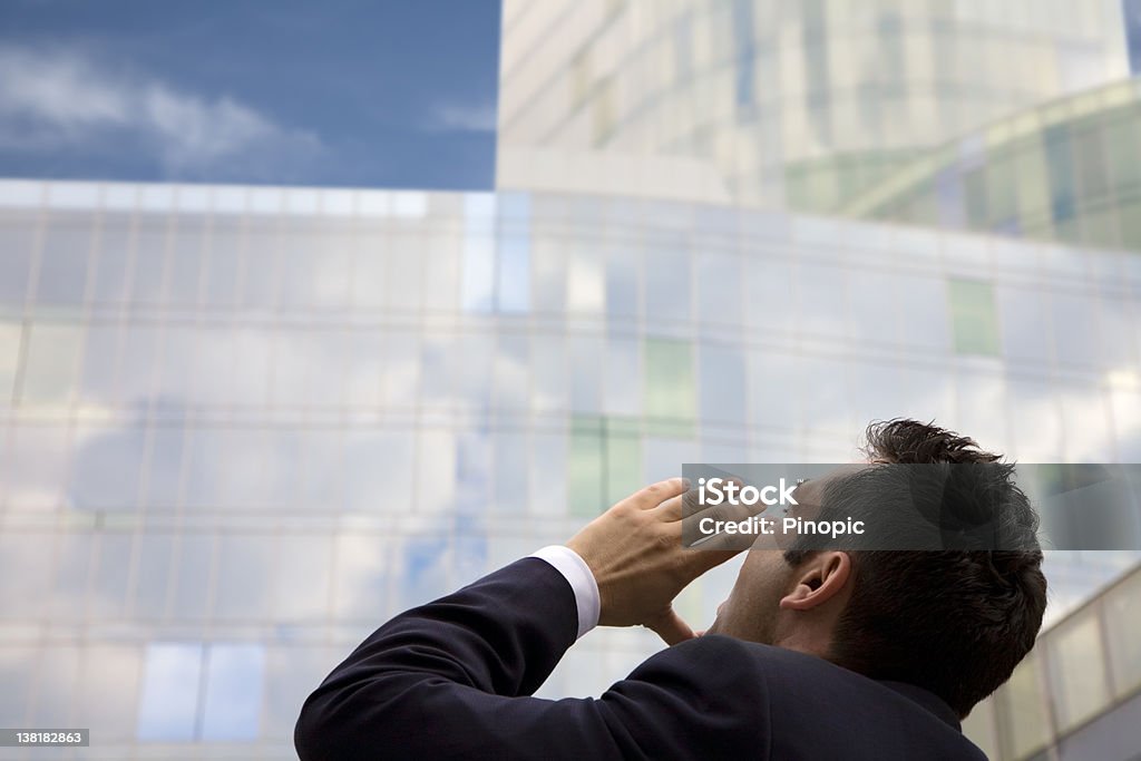 Uomo d'affari urlare al vento accanto a un edificio moderno - Foto stock royalty-free di 35-39 anni