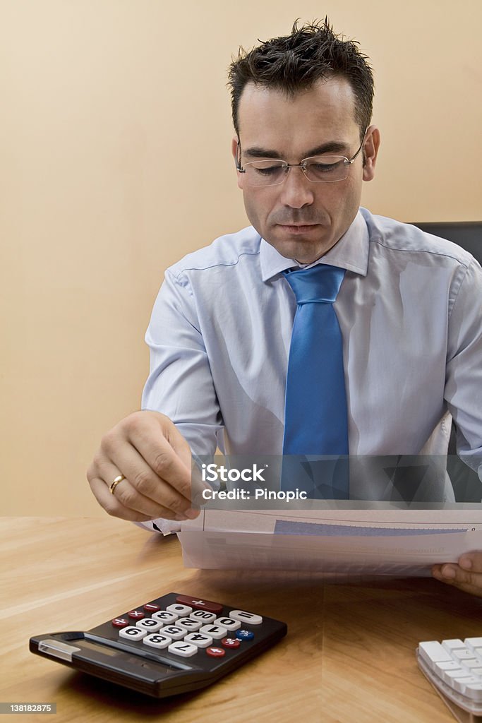 Empresário em sua mesa de trabalho - Foto de stock de Acordo royalty-free