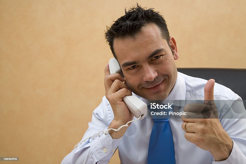 Homme d'affaires avec le pouce levé de conclure un accord sur le téléphone - Photo de Adulte libre de droits