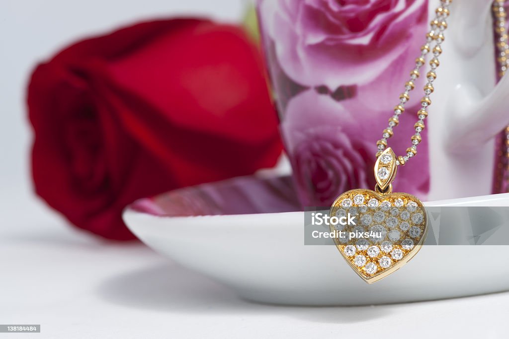 Diamond colgante en forma de corazón y rosas rojas - Foto de stock de Amor - Sentimiento libre de derechos