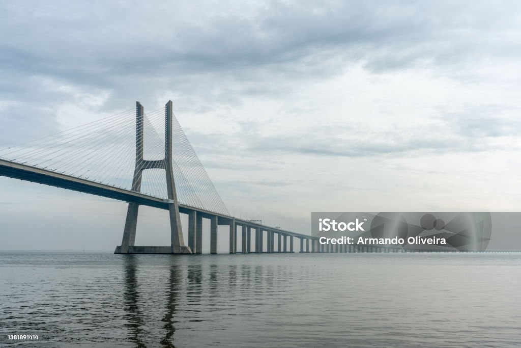 view of Vasco da Gama bridge in Lisbon, Portugal, on a foggy day. - Royalty-free Ao Ar Livre Foto de stock