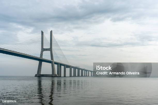 View Of Vasco Da Gama Bridge In Lisbon Portugal On A Foggy Day - Fotografias de stock e mais imagens de Ao Ar Livre