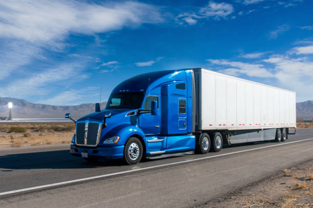 semi trucks on a four lane highway near the ivanpah solar power facility - 鉸接式貨車 個照片及圖片檔