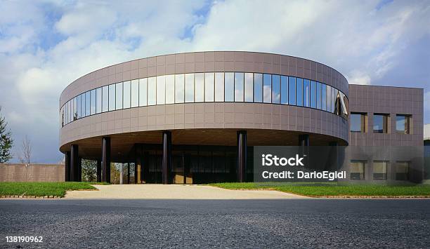 Settore Architettonico Edificio Ufficio - Fotografie stock e altre immagini di Esterno di un edificio - Esterno di un edificio, Grigio, Affari