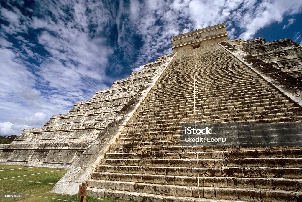 La pirámide de Kukulkán, Chichen itzá de. - Foto de stock de Forma piramidal libre de derechos