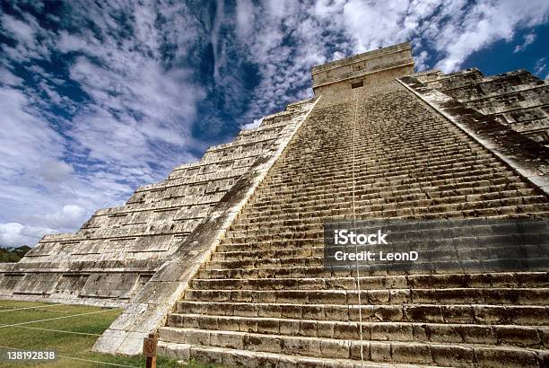 La Pirámide De Kukulkán Chichen Itzá De Foto de stock y más banco de imágenes de Forma piramidal - Forma piramidal, Pirámide - Estructura de edificio, Azteca