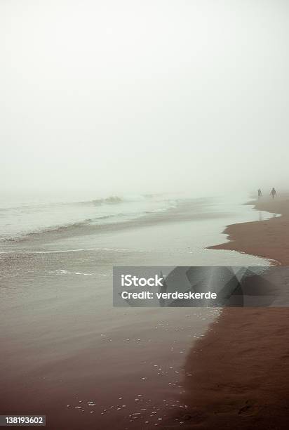 Foggy Beach - zdjęcia stockowe i więcej obrazów Brzeg wody - Brzeg wody, Fotografika, Ludzie