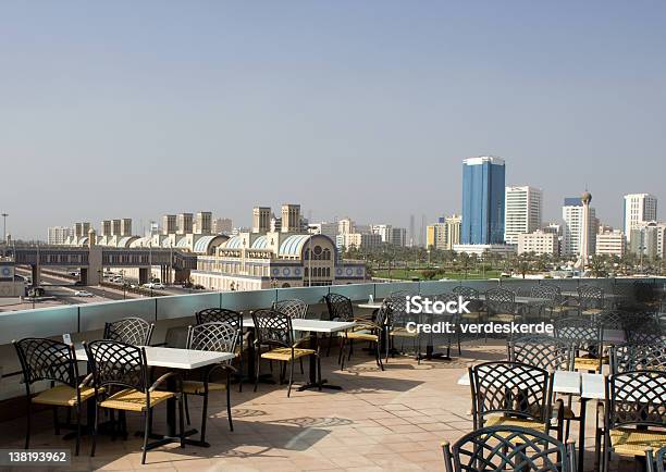 Restauracja Taras Na Dachu - zdjęcia stockowe i więcej obrazów Jeść kolację - Jeść kolację, Dach, Szardża - Zjednoczone Emiraty Arabskie