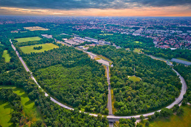 ミラノ近郊のモンツァレースサーキット空中写真 - monza ストックフォトと画像