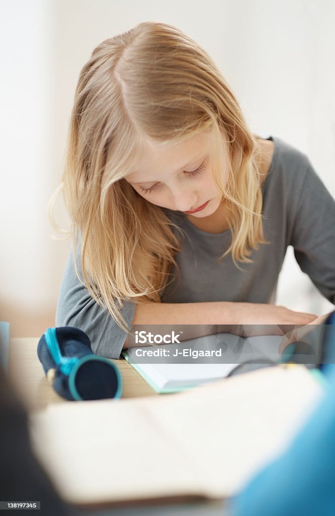 Jolie petite école, les étudiants préparant des examens son - Photo de Cheveux blonds libre de droits