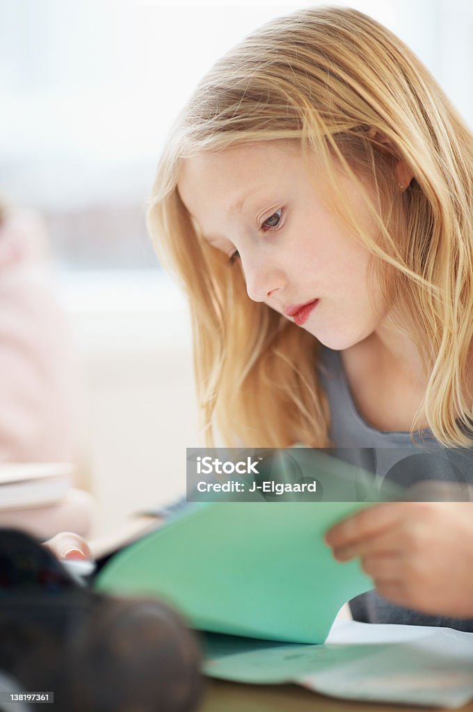 Exames-escola estudante concentrado em seus estudos - Foto de stock de 10-11 Anos royalty-free