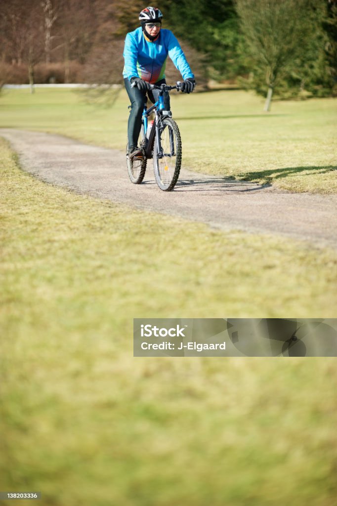 Homem de bicicleta na Estrada rural - Foto de stock de 60 Anos royalty-free