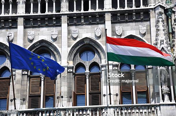 Banderas Europeas Y Húngaros En El Edificio Del Parlamento Foto de stock y más banco de imágenes de Aire libre